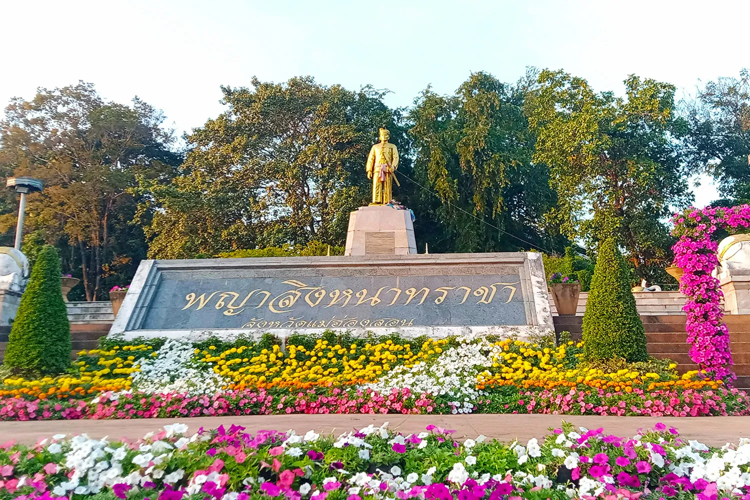 Phraya Singhanartracha Monument